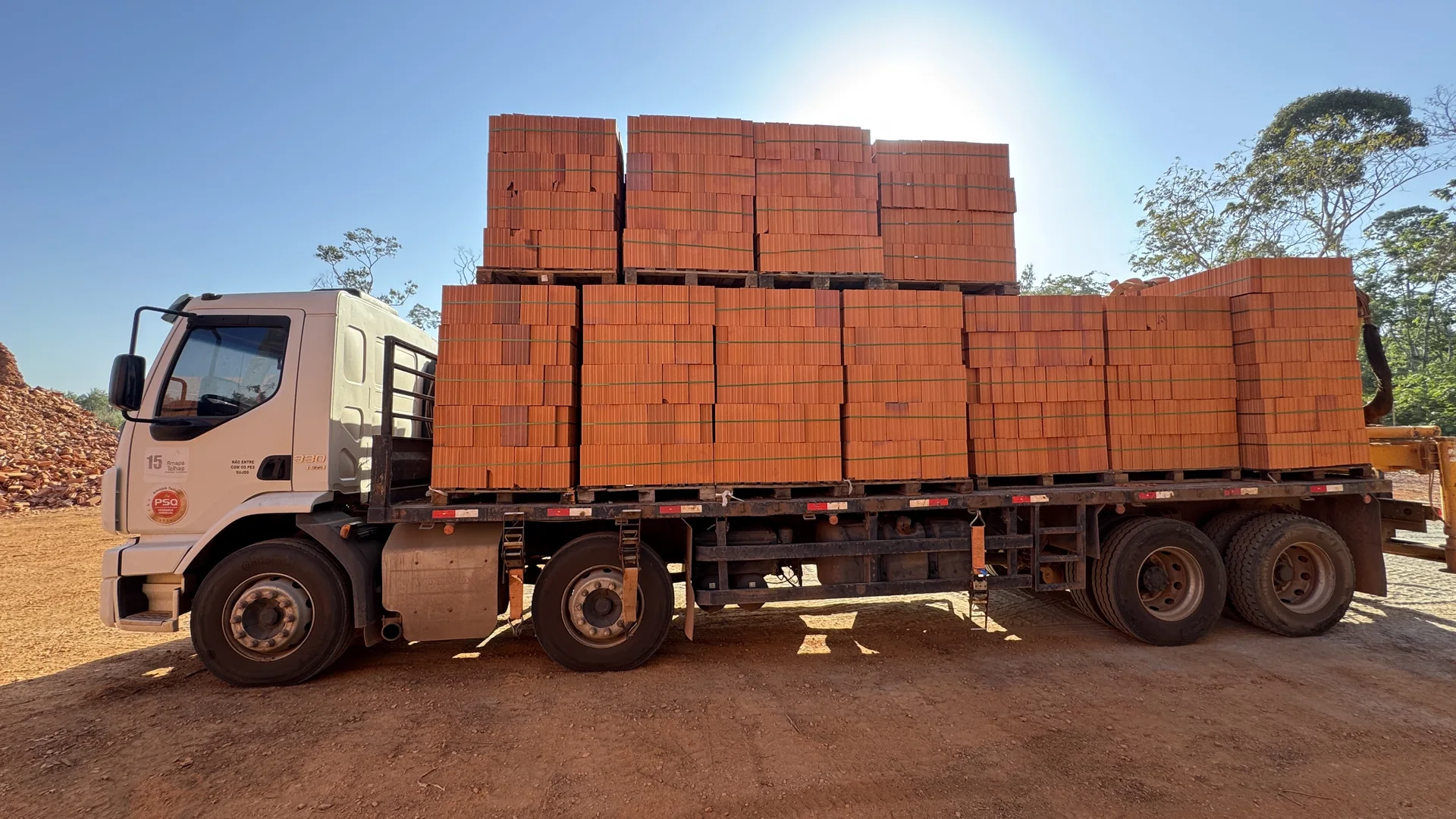 Caminhão carregado com blocos cerâmicos da Amapá Telhas