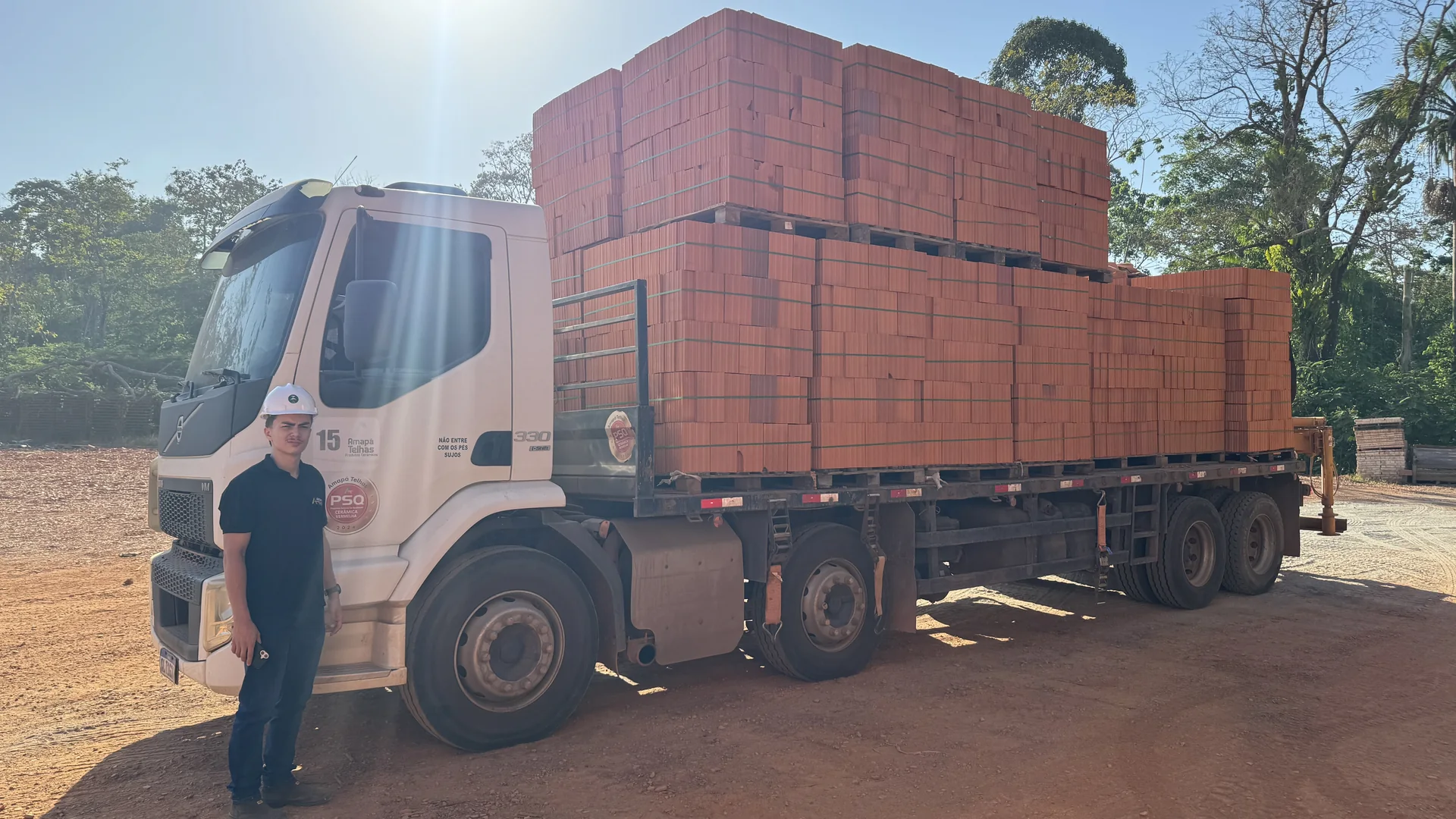 Equipe e carregamento de produtos na Amapá Telhas