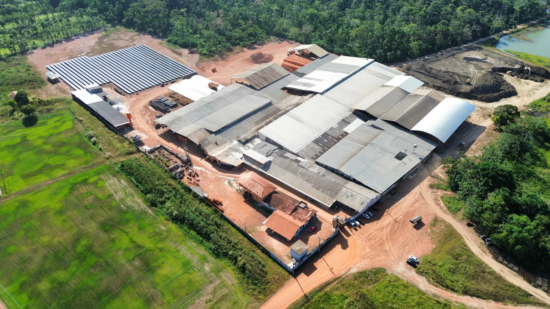 Vista aérea da fábrica da Amapá Telhas cercada pela vegetação do Amapá